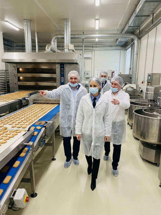Silvija Gelevski with a leadership team on a production floor.