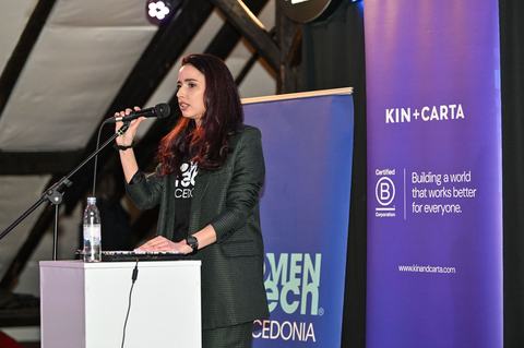 Silvija Gelevski leading a panel on AI-powered leadership decisions.